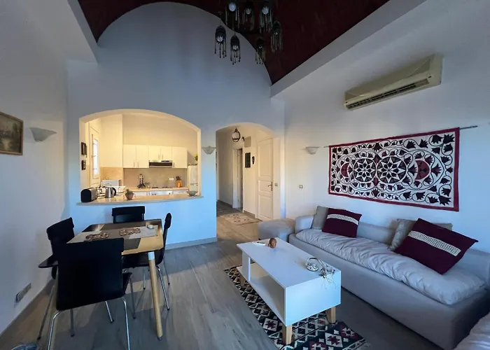 Cozy South Marina 2bdr With Pool Access *